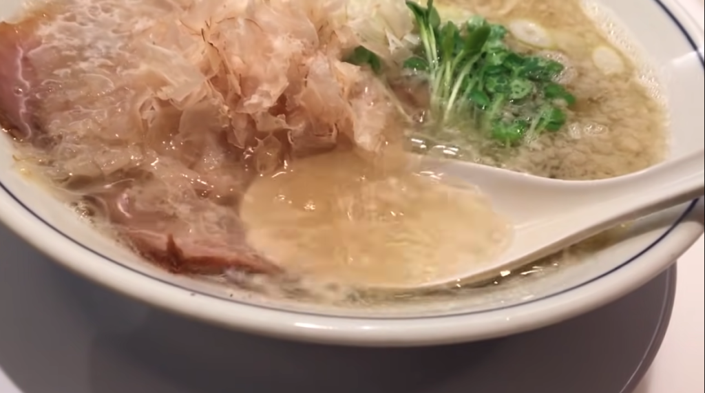 らーめん鱗 茨木店の塩ラーメンのスープ