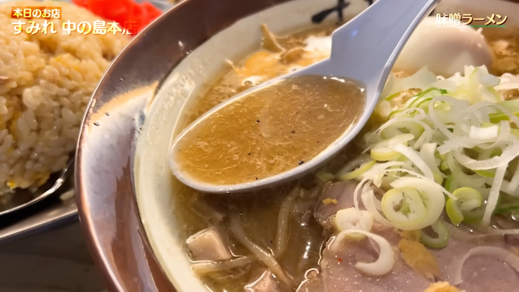 「すみれ 中の島本店」の味噌ラーメンのスープ