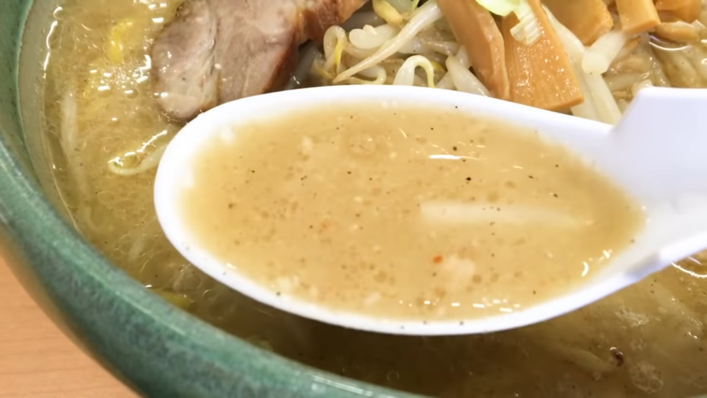 「麺屋 彩未」の味噌ラーメンのスープ