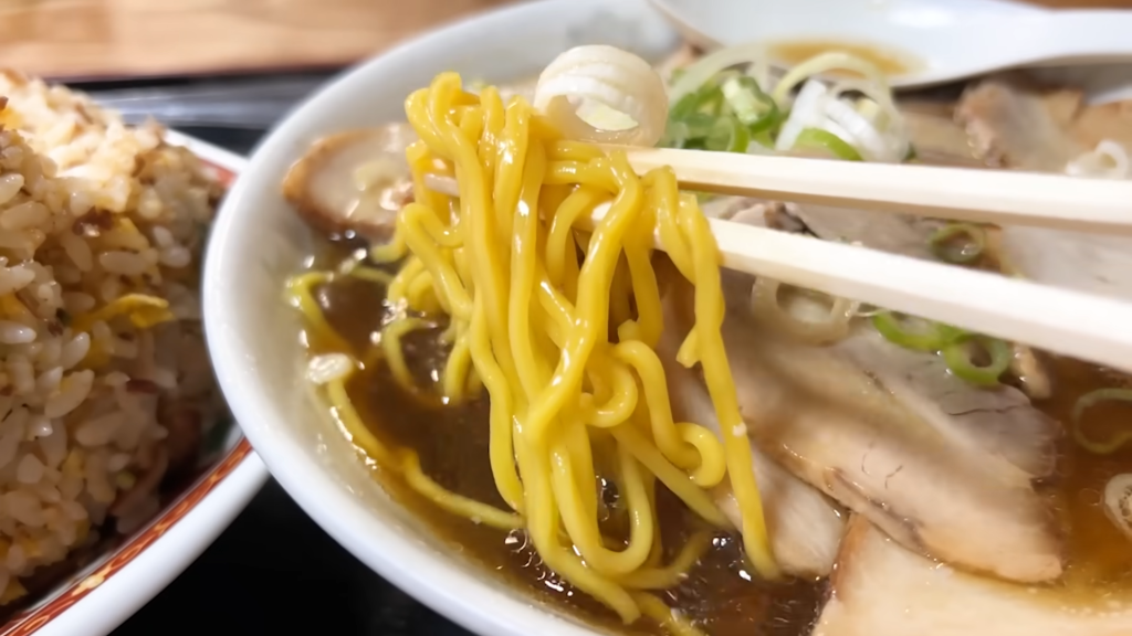 「こく一番 ラーメン みどりや」さんセットのラーメンの麺