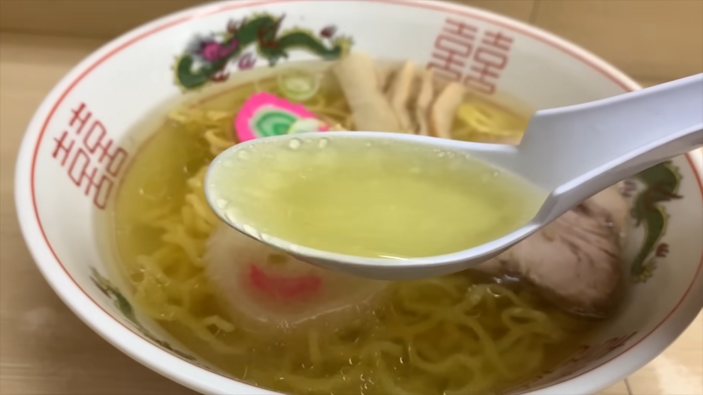 「ラーメン信月」の生姜らーめん塩のスープ