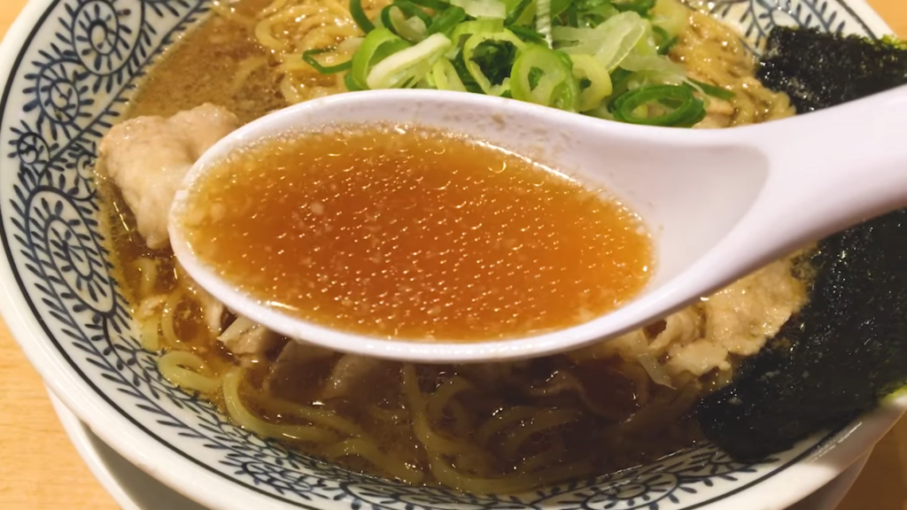 丸源ラーメンの肉そばのスープ