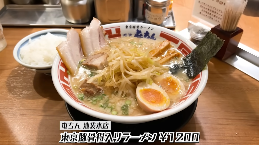 屯ちん 池袋本店のネギがたっぷりと乗った東京豚骨得入りラーメン背脂多め