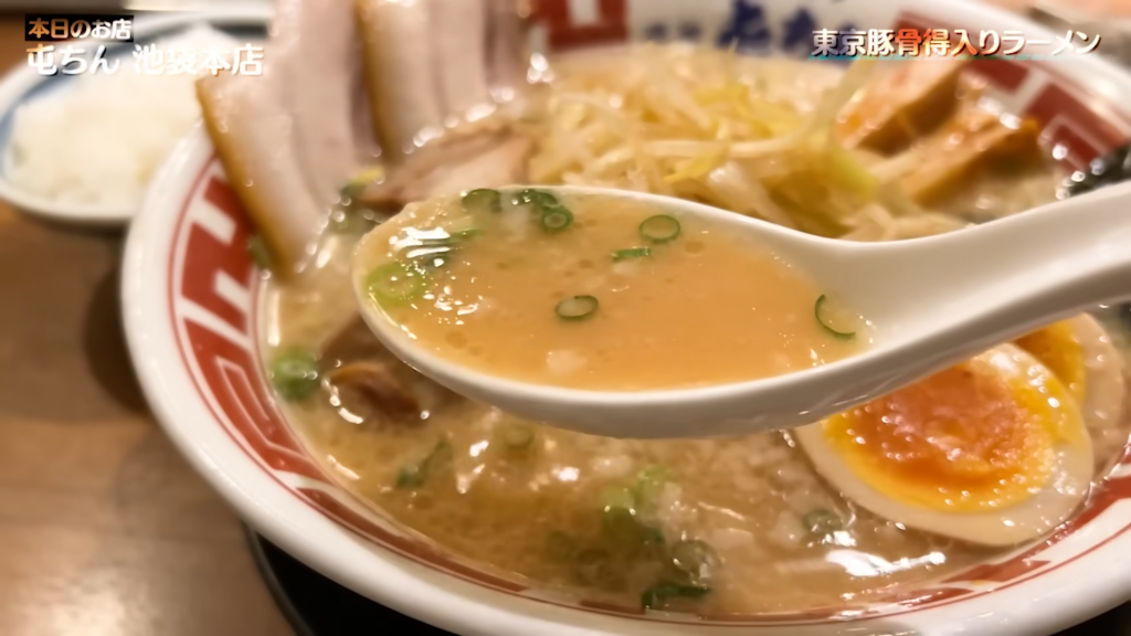 東京豚骨得入りラーメンのスープ