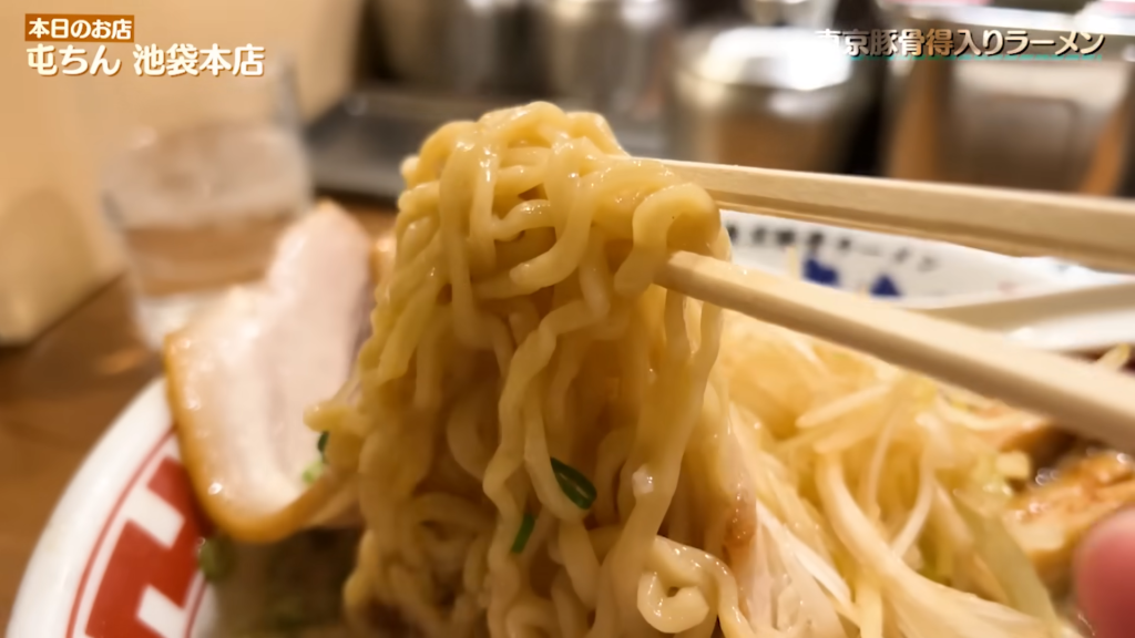 東京豚骨得入りラーメンの麺