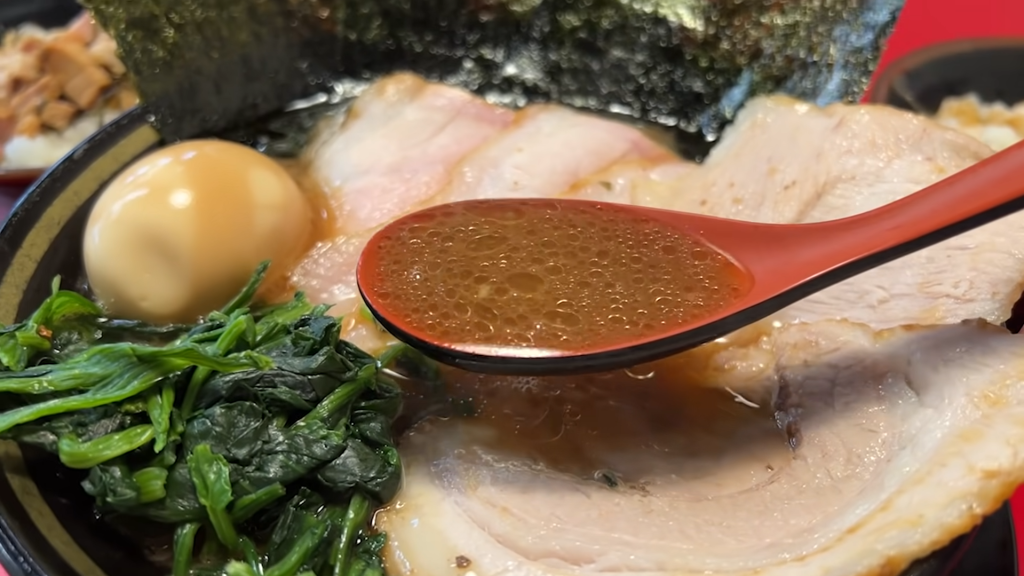 「王道家直系 IEKEI TOKYO」さんのチャーシュー麺のスープ