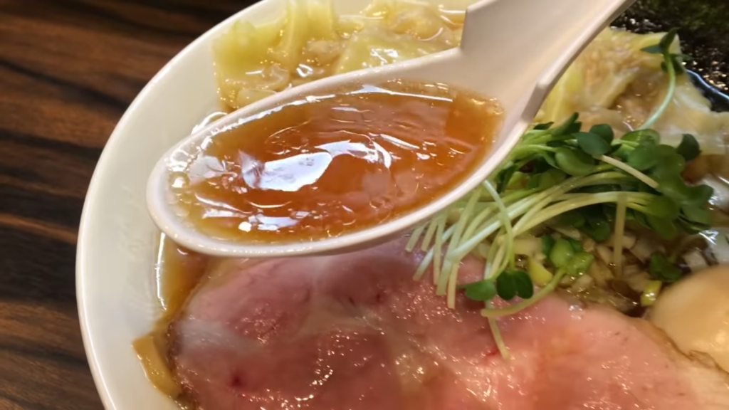 「らーめん稲荷屋」さんのワンタン麺味玉トッピングのスープ