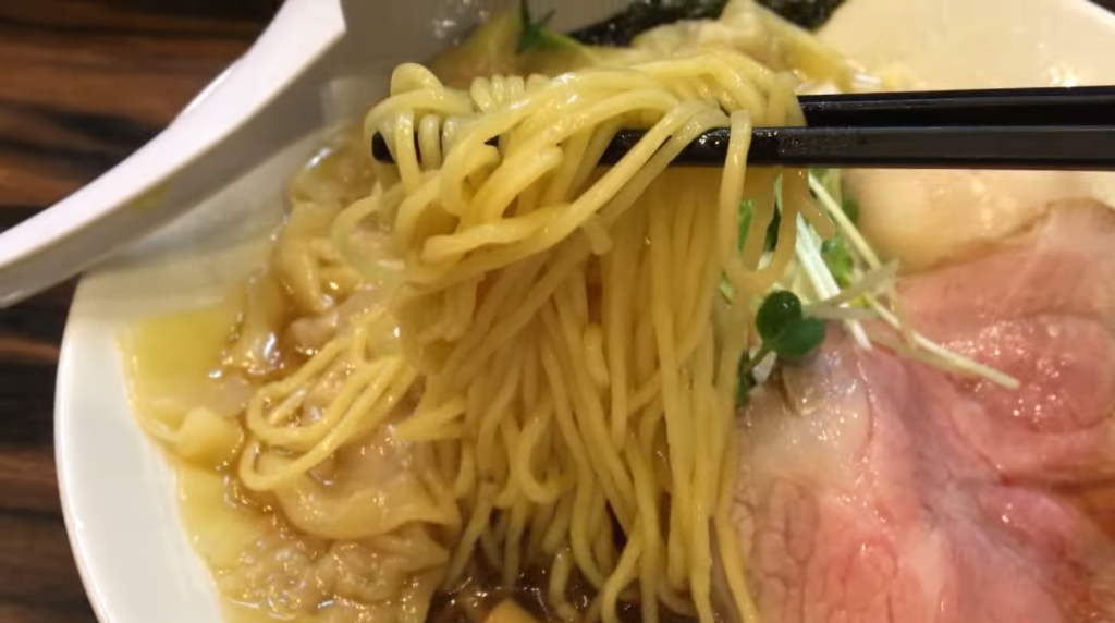 「らーめん稲荷屋」さんのワンタン麺味玉トッピングの麺