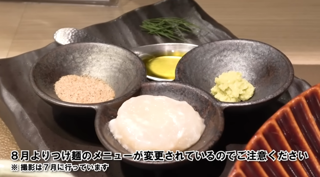 「Tokyo Style Noodle ほたて日和」さんの特製帆立の昆布水つけ麺黒の醤油の付け合せ