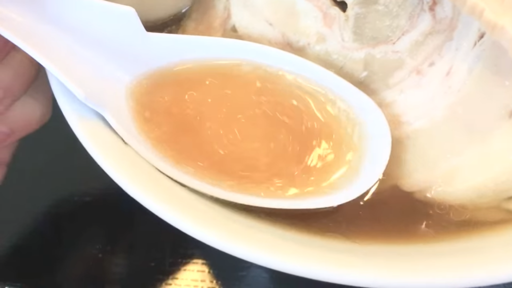 「自家製太麺渡辺」さんの特製ラーメンのスープ