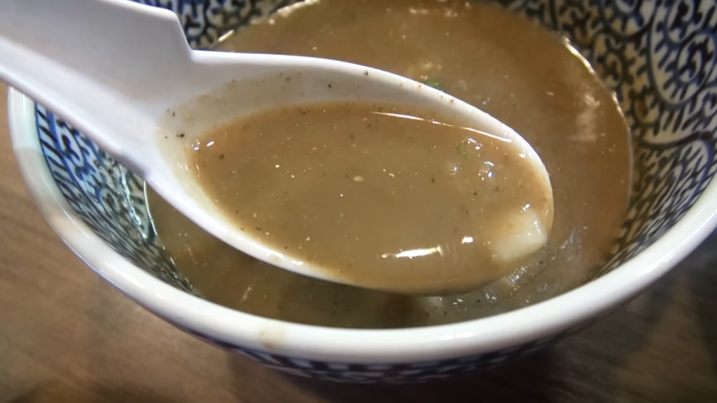「煮干しつけ麺宮元」さんの味玉極濃煮干しつけ麺のスープ