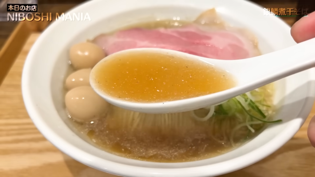 「NIBOSHI MANIA」さんの「銀鱗煮干しそば」のスープ
