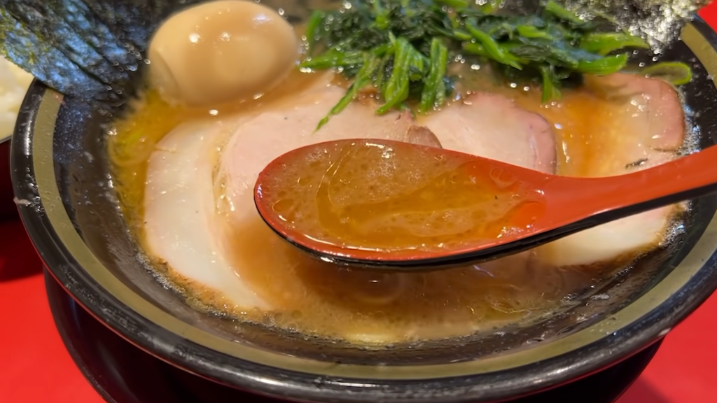 「ラーメン 環2家 蒲田店」の「チャーシューメン」のスープ