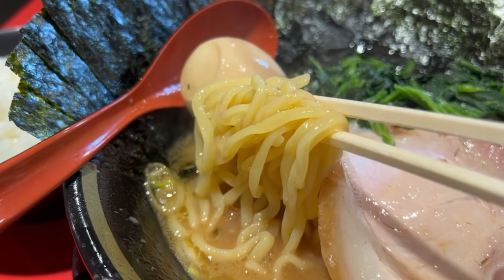 「ラーメン 環2家 蒲田店」の「チャーシューメン」の麺