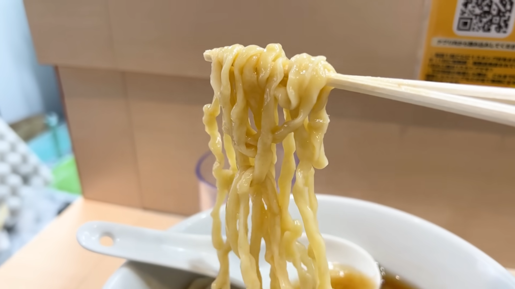 「手揉み中華そば 中村」さんの「特製中華そば」の麺