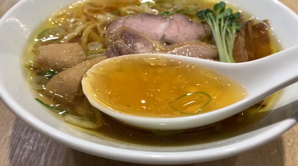 「手打 親鶏中華そば綾川」さんの特のスープ