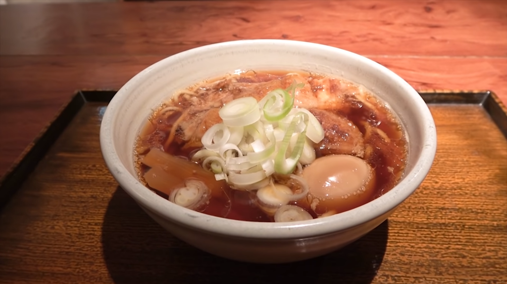 「人類みな麺類 東京本店」濃厚な醤油味に魚介の深みがマッチ！