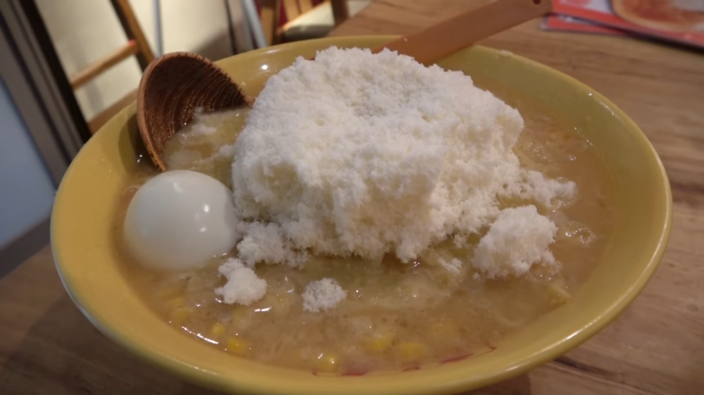 「九十九ラーメン」さんの「元祖マル究チーズラーメン」ゆで玉子トッピング付き