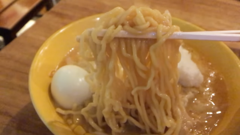 「九十九ラーメン」さんの「元祖マル究チーズラーメン」の麺