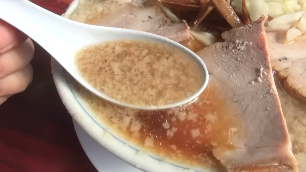 冠尾」さんの「味玉純白湯らぁめん」のスープ
