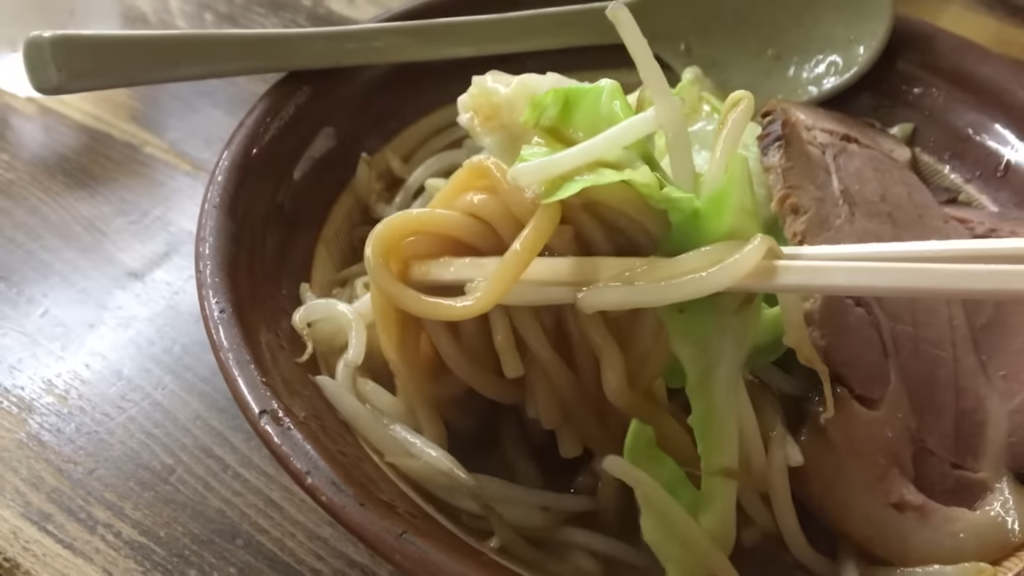 「ラーメン東横」さんの特製野菜味噌ラーメンの麺