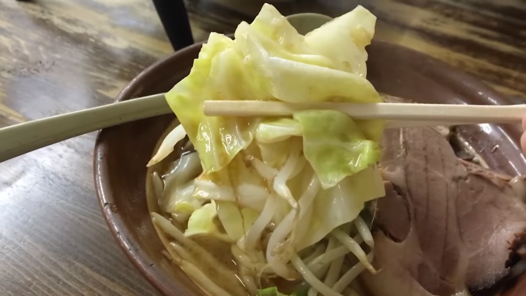 「ラーメン東横」さんの特製野菜味噌ラーメンのヤサイ