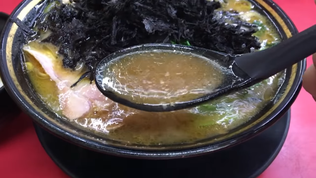 「上越家」さんの並盛チャーシュー麺に岩海苔トッピングのスープ