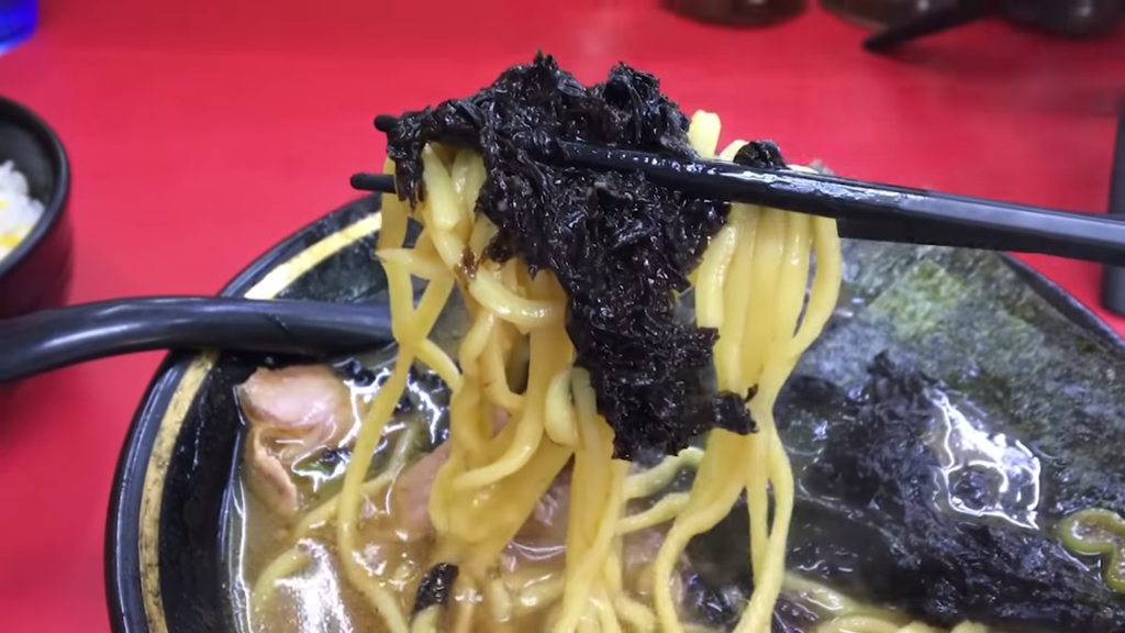 「上越家」さんの並盛チャーシュー麺に岩海苔トッピングの麺