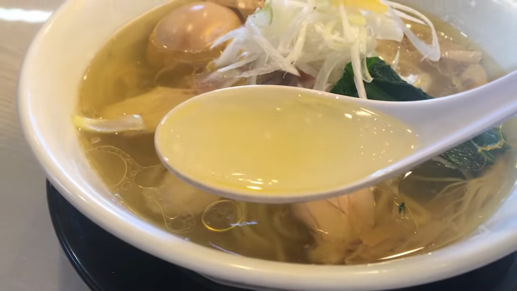 「麺の風祥気」さんの塩そば味玉トッピングのスープ