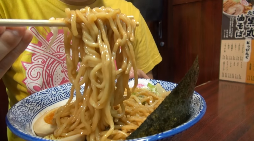 「ぶぶか」さんの黒丸油味玉子チャーシューそばの麺