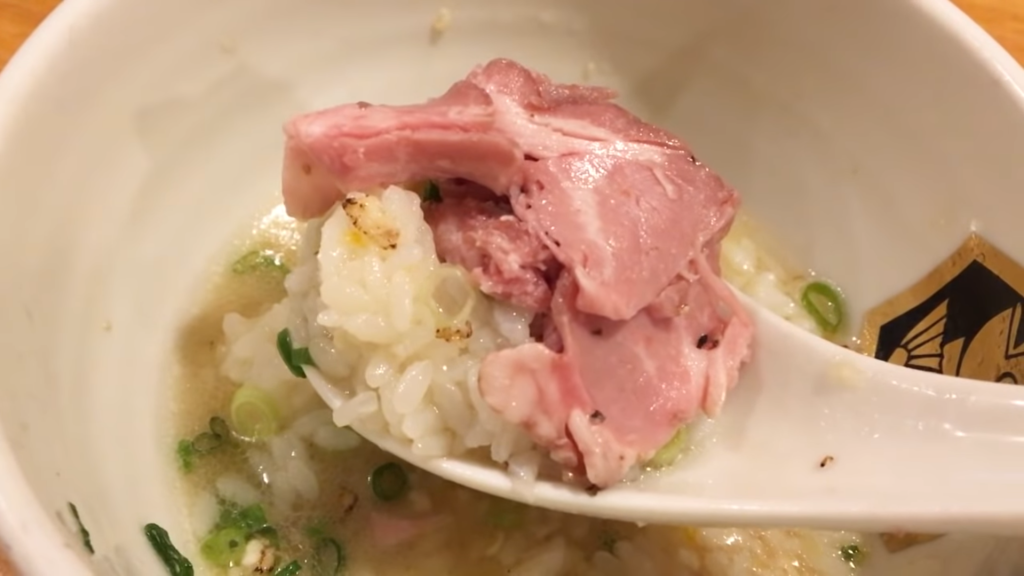 「真鯛ラーメン麺魚」さんの特製真鯛つけ麺の雑炊に肉を乗せる