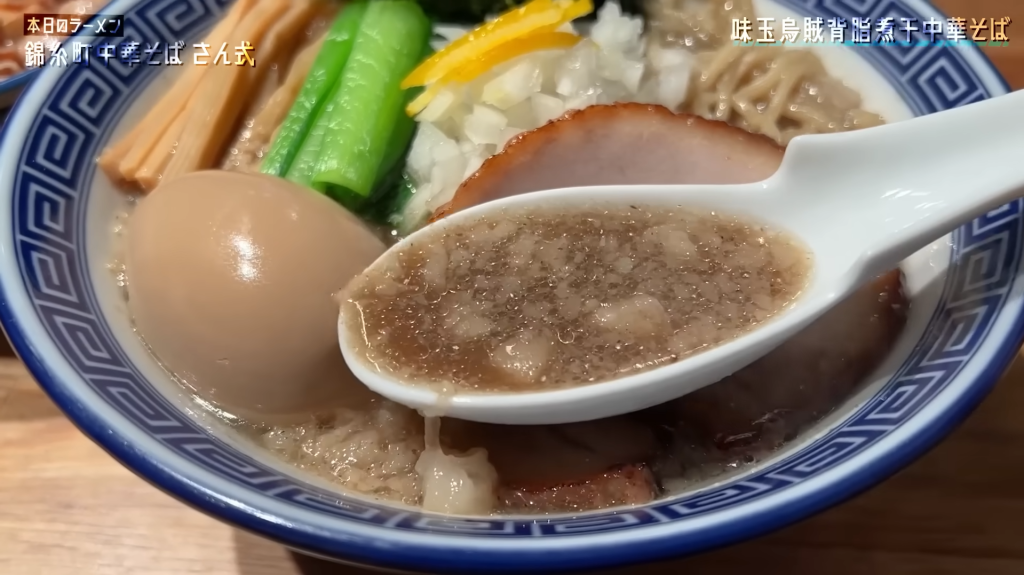 「錦糸町中華そば さん式」さんの味玉烏賊背脂煮干中華そばのスープ