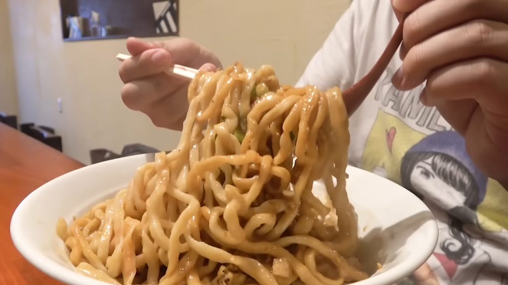 長男、おかわしゅん」さんのカレーまぜそば大盛りの麺