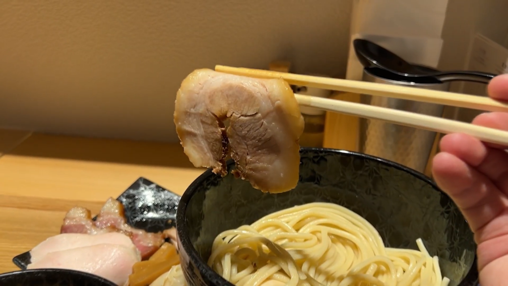 「麺屋 周郷」さんの特製つけ麺大盛りの豚バラチャーシュー