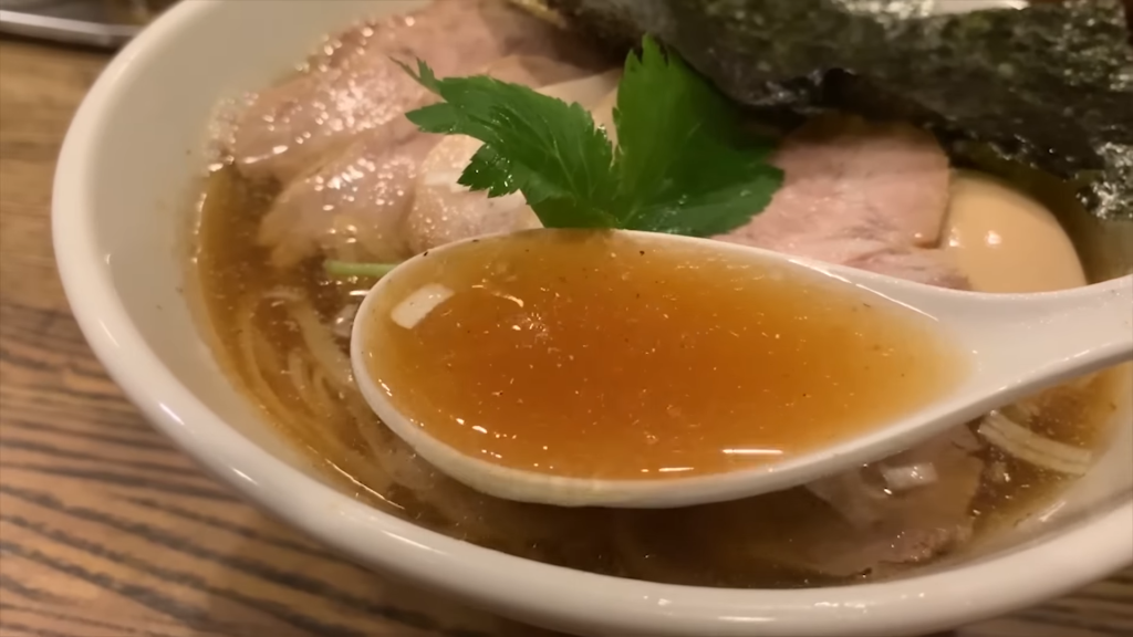 「新橋 纏」さんの特製平子煮干そばのスープ