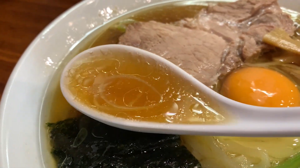 「らぁめん大安さん」のラーメン生卵のスープ