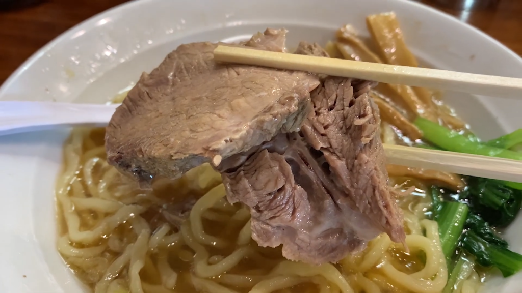 「らぁめん大安さん」のラーメン生卵のチャーシュー