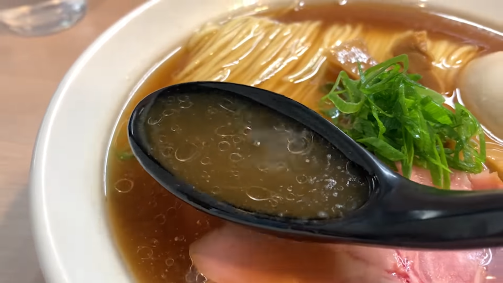 「麺笑 巧真さん」の特製醤油らーめんのスープ