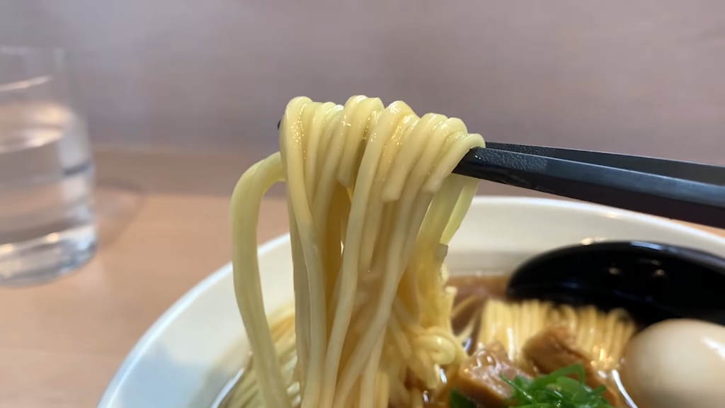 「麺笑 巧真さん」の特製醤油らーめんの麺