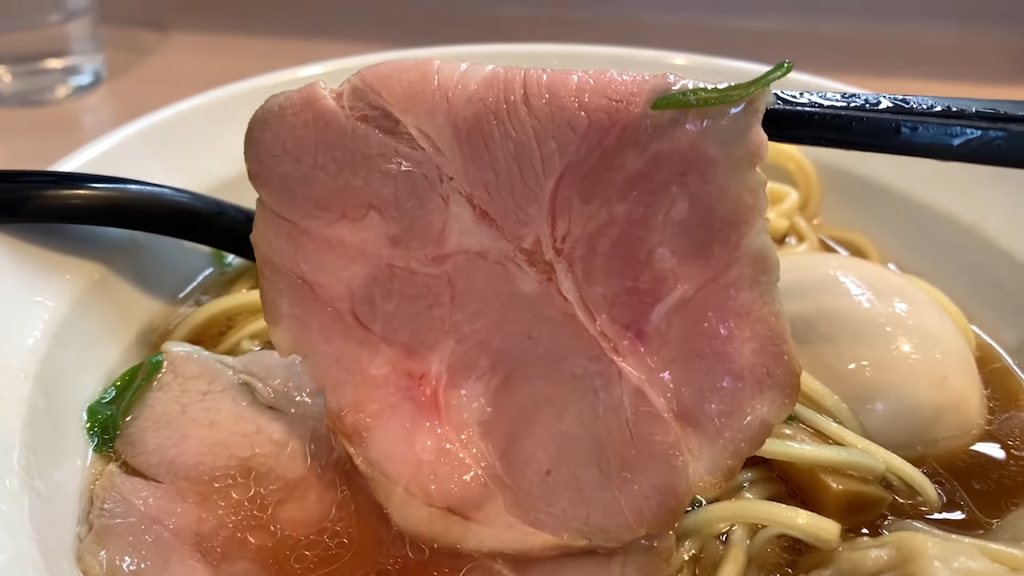 「麺笑 巧真さん」の特製醤油らーめんのチャーシュー