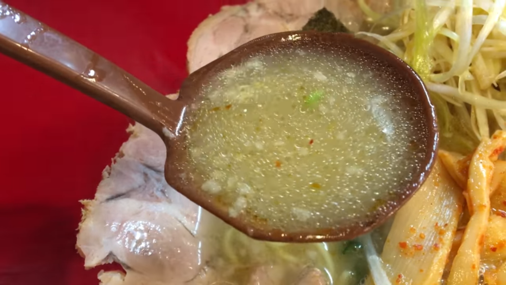 「壱発ラーメンさん」のネギトロチャーシュー麺のスープ