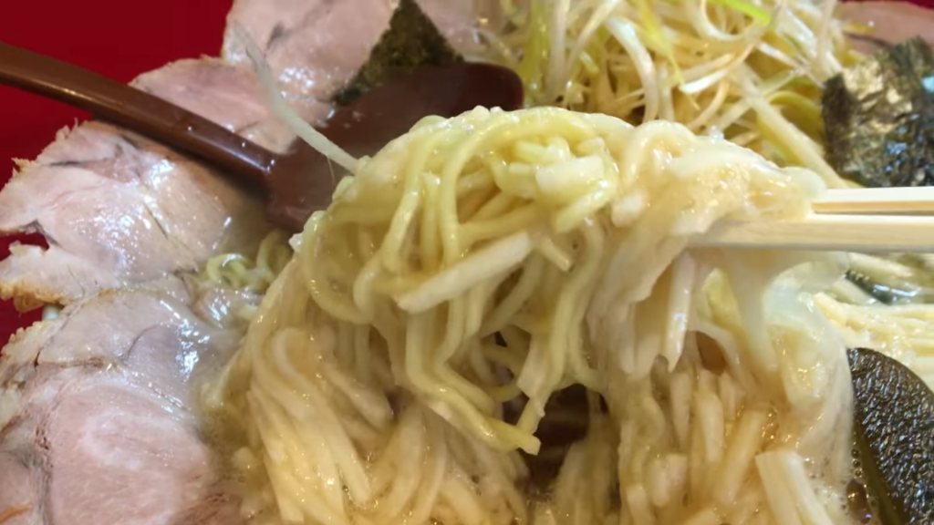 「壱発ラーメンさん」のネギトロチャーシュー麺の麺