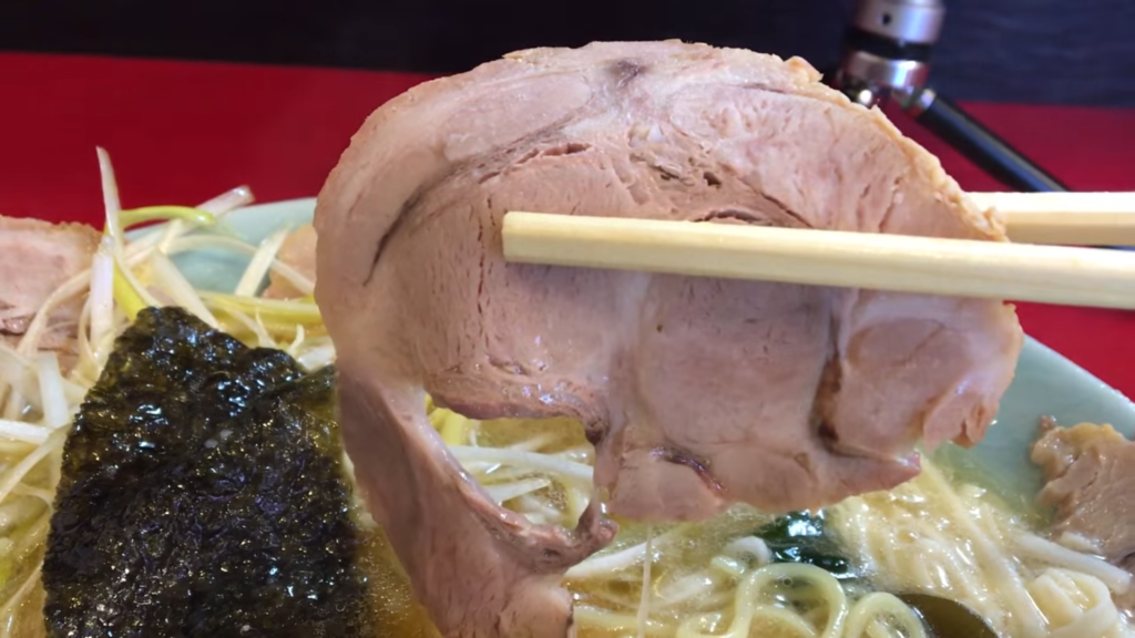 「壱発ラーメンさん」のネギトロチャーシュー麺のチャーシュー