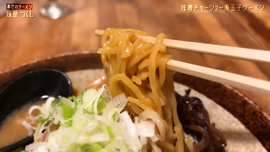 「麺屋つくしさん」の味噌チャーシュー煮玉子ラーメンの麺