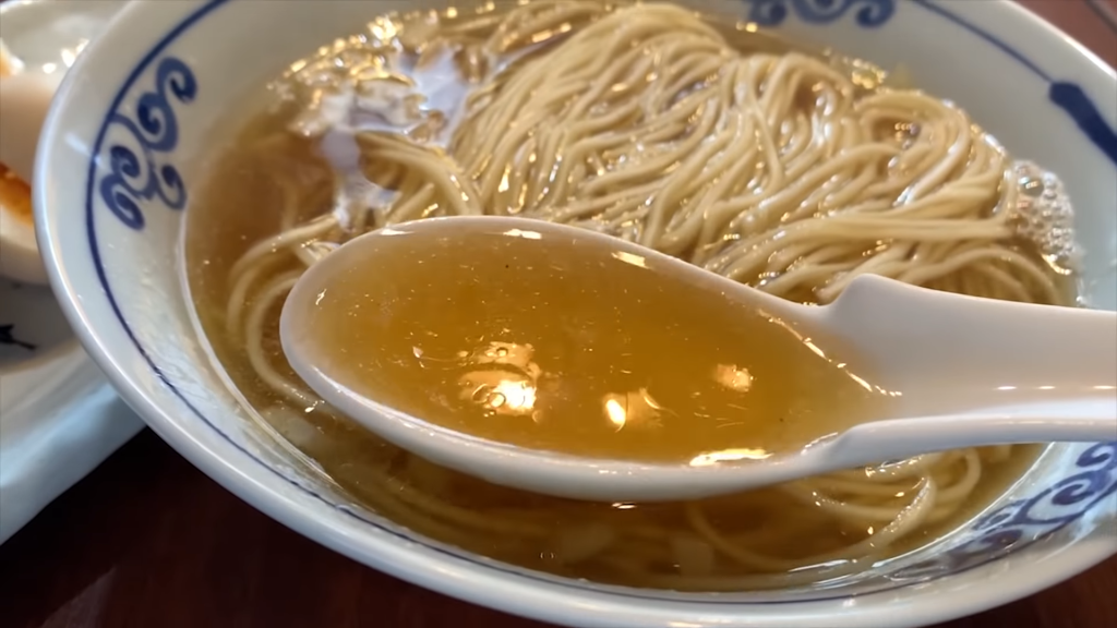 「とんじんちさん」で氷見産煮干しラーメンのスープ