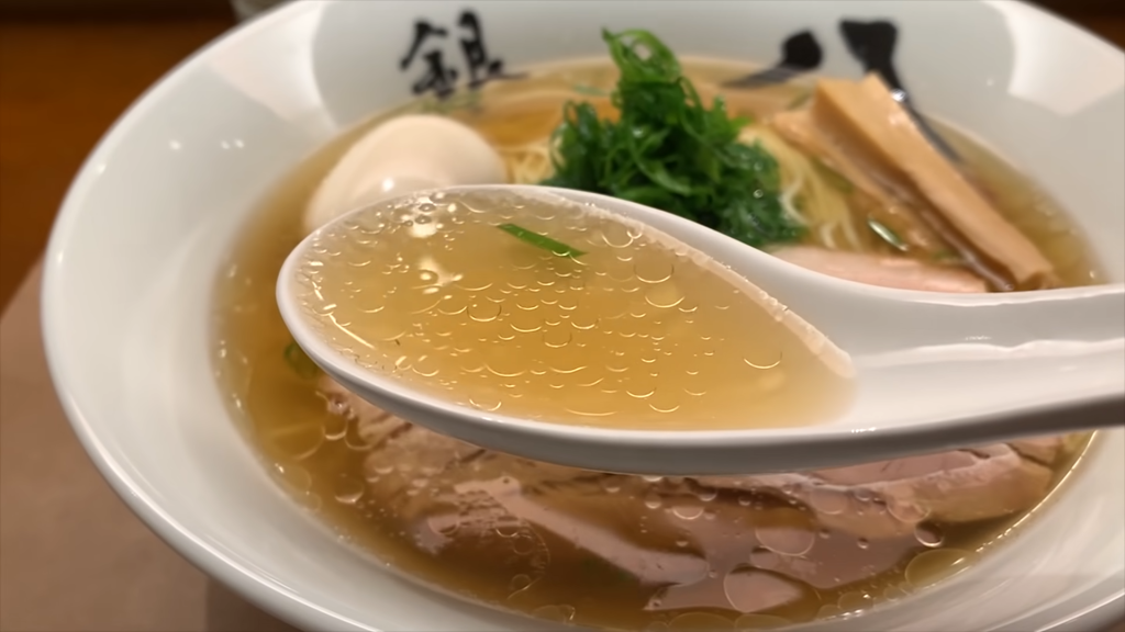 銀座八五さんの特製中華そばのスープ