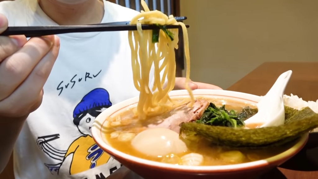 「飛粋」さんの特製ラーメンもも肉の麺